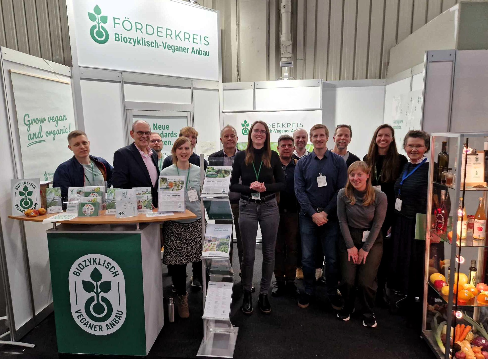 Gruppenfoto am Stand des Förderkreis Biozyklisch-Veganer Anbau e.V. am 13.02.2024 auf der Biofach